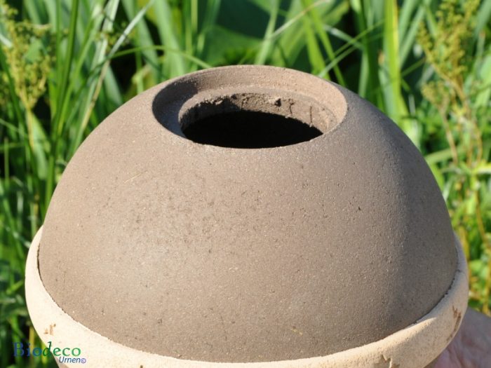 Opening van de biologisch afbreekbare eco-urn Geos opgebouwd uit organisch compost, zand en mineralen