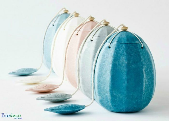 De biologisch afbreekbare zee-urn Beyond in vijf verschillende warme kleuren: turquoise, mosgroen, roze, roomwit en lichtblauw