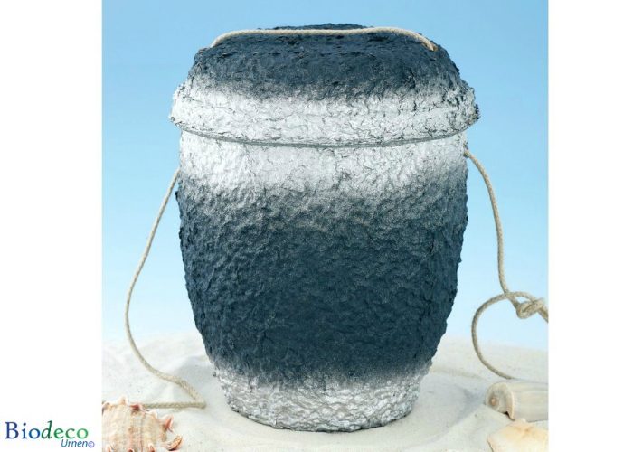 De biologisch afbreekbare zee-urn Marineblauw Zilver, met touw voor een asbijzetting, in het zand, geproduceerd van cellulose