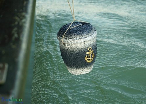 Asbijzetting met de zee-urn Cellulose Messing Anker, vanaf een boot in de Noordzee voor de kust van Scheveningen