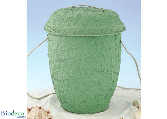 Biologisch afbreekbare zee-urn Cellulose Zeegroen in het zand, met touw voor een waardige asbijzetting
