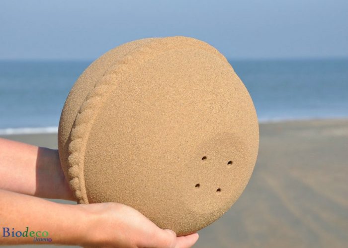 De onderkant van de Sand Round zee-urn met gaatjes, voor het verplaatsen van lucht in de urn tijdens een asbijzetting