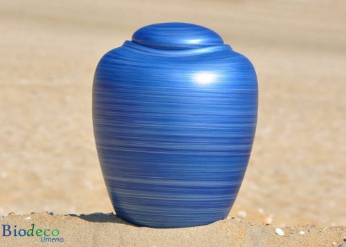 Bio-urn Ocean Aqua, biologisch afbreekbare urn op een zandstrand
