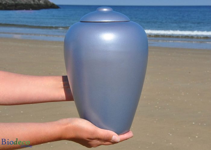 Bio-urn Classic Aqua biologisch afbreekbare urn in handen voor de zee