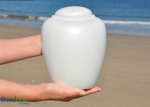 Bio-urn Ocean parel, biologisch afbreekbare urn in handen op het strand