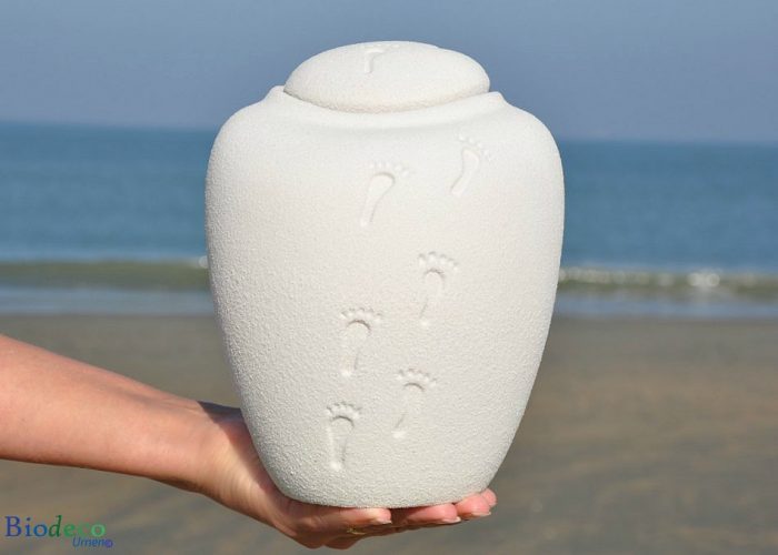 Bio-urn Ocean Ouartz Footprints, biologische afbreekbaar op handen gedragen
