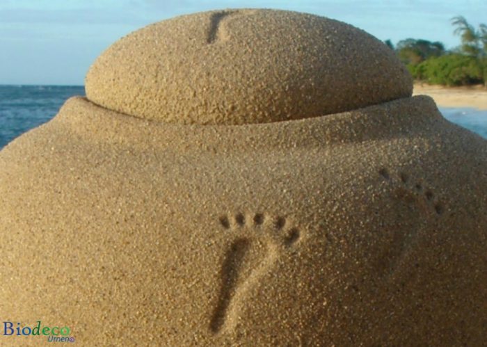 De biologisch afbreekbare bio-urn Ocean Sand Footprints in detail