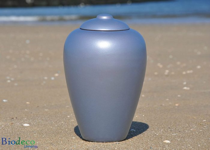 Zee-urn Classic Aqua, biologisch afbreekbare urn op het strand van Scheveningen, voor de zee