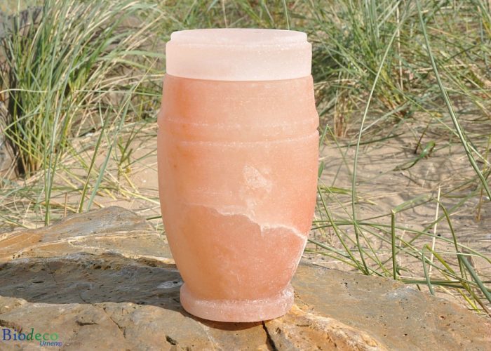 Oplosbare mini zee-urn van Himalaya zout, op een rots opgesteld