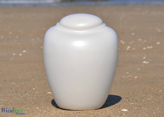 Zee-urn Ocean Parel, biologisch afbreekbare urn op een zandstrand