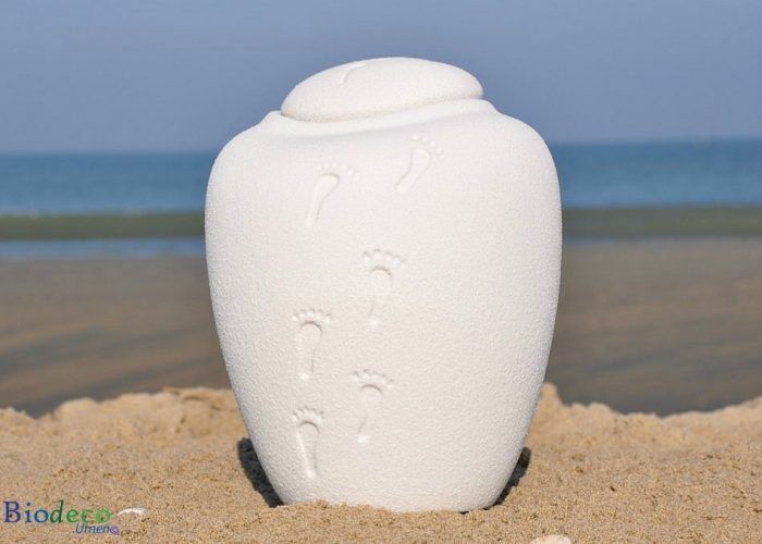 Biologisch afbreekbare zee-urn Ocean Quartz footprints, op het strand