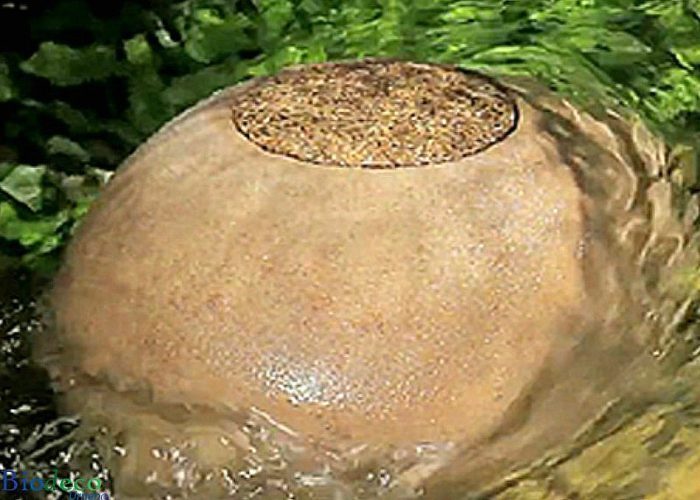 De biologisch afbreekbare eco-urn Samsara Zand, bijgezet in het water