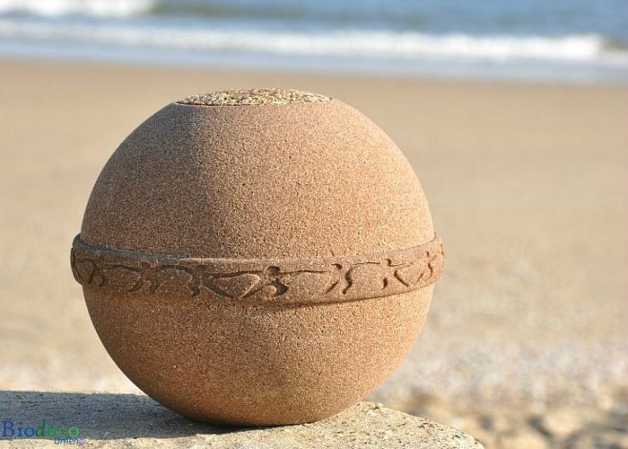 De eco-urn Samsara Zand op het strand, van Goudzand gebonden door plantaardige extracten