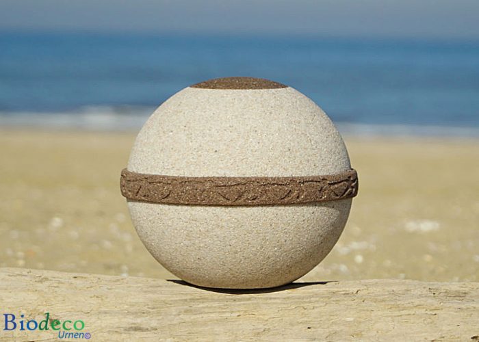 De biologisch afbreekbare zee- of aarde-urn Cuartzo Zand-urn, van kwarts- en strandzand. Voor een as-bijzetting op zee of in de aarde