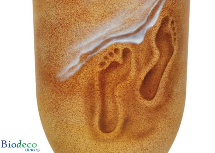 Detail van de biologisch afbreekbare urn ‘Voetsporen in het zand’, handmatig geairbrusht, voor een asbijzetting in de aarde