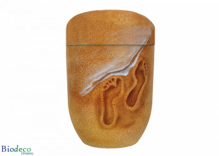 Biologisch afbreekbare urn ‘Voetsporen in het zand’, handmatig geairbrusht, voor een asbijzetting in de aarde